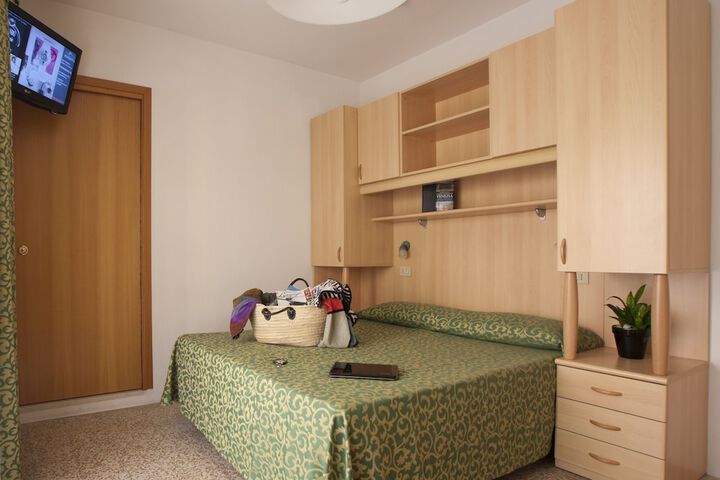 Room 4 of 33