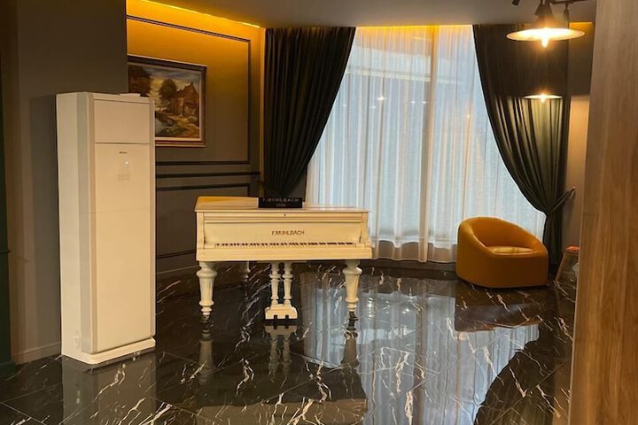 Room 6 of 11