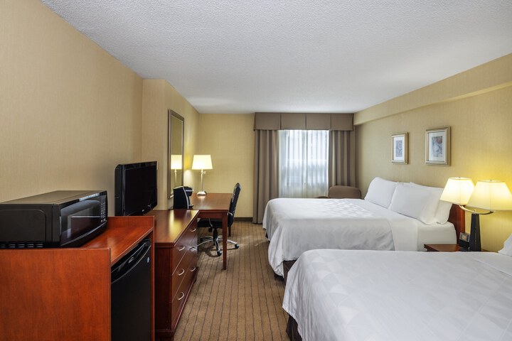 2 Queen Premium Lounge Accessible (1 of 10)