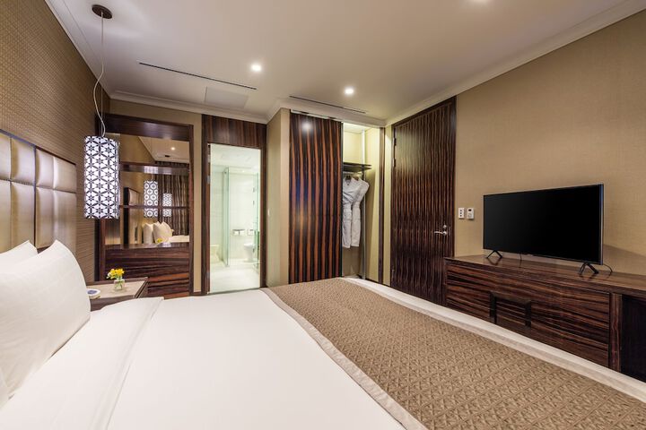 Room 4 of 73