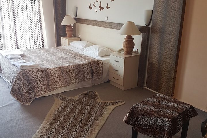 Room 6 of 18