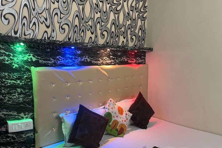 Room 11 of 19