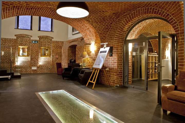 Entrance & Lobby