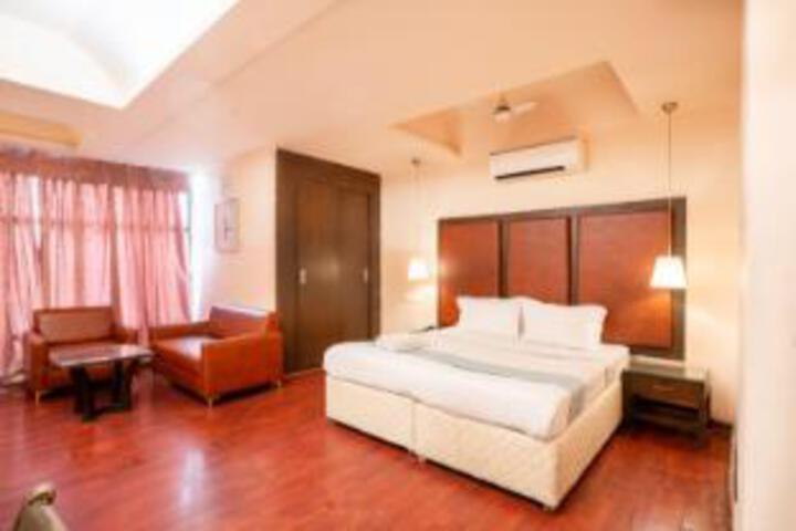 Suite 6 of 7