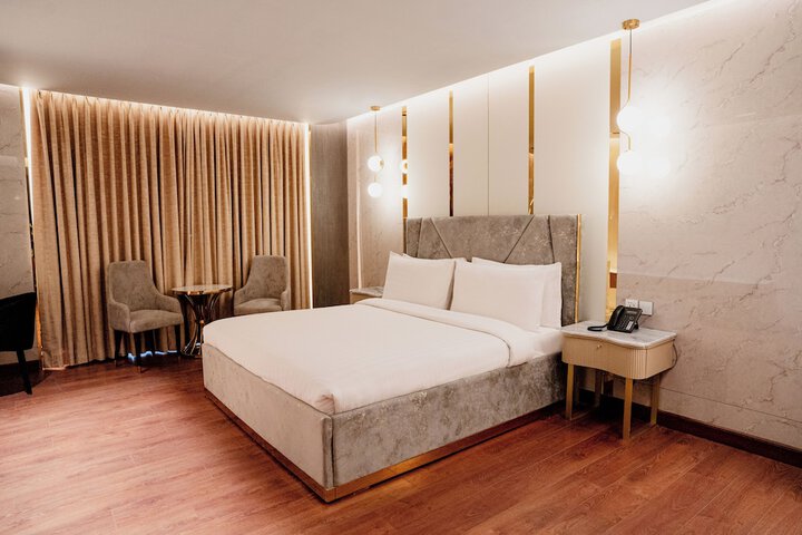 Room 4 of 93