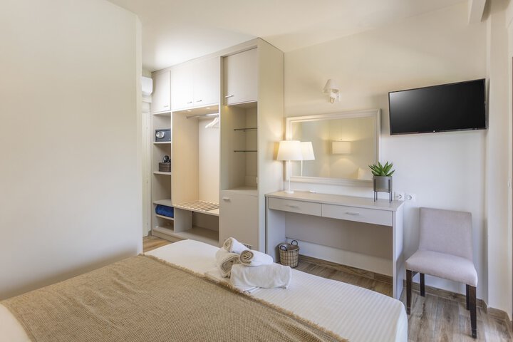 Room 32 of 80