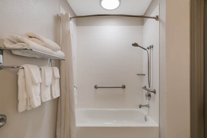 2 Queen Beds Mobility Accessible Tub (8 of 11)
