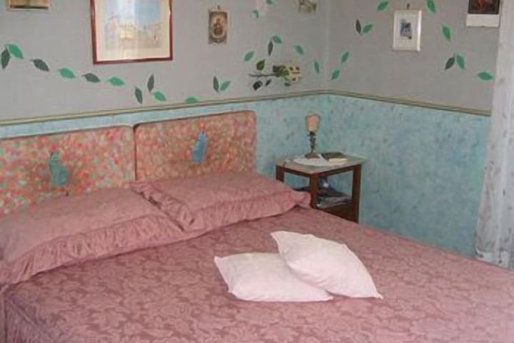 Room 9 of 32