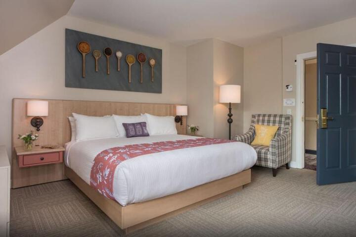1 Bedroom Country Deluxe Suite King Bed Sofa Accessible (3 of 10)