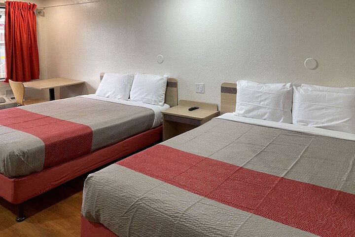 Room 13 of 36