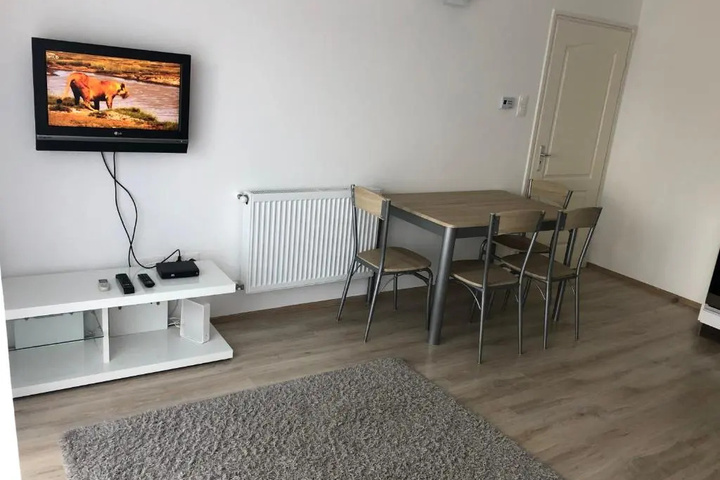 Room 8 of 12