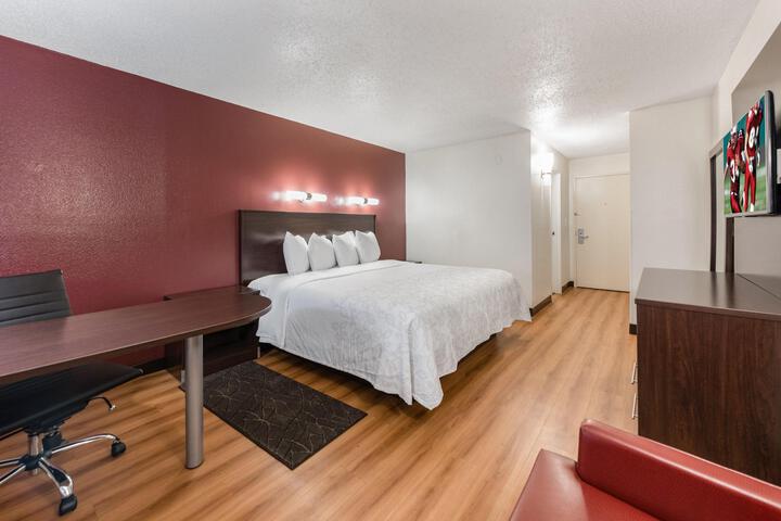 Deluxe King Bed Accessible (7 of 7)