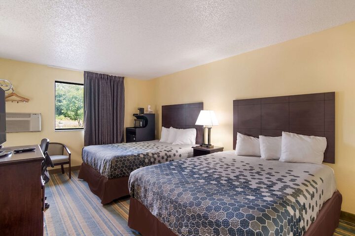 1 Queen Bed (7 of 26)