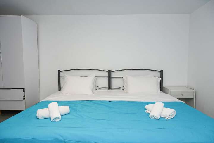 Room 6 of 10