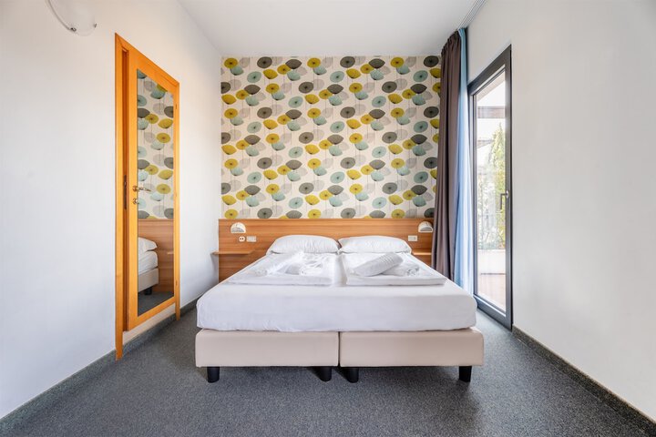 Room 31 of 104
