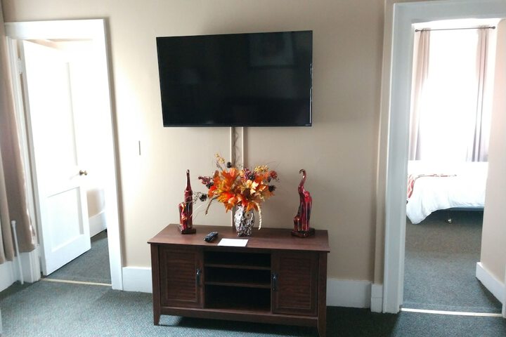 1 Queen Bed (2 of 15)