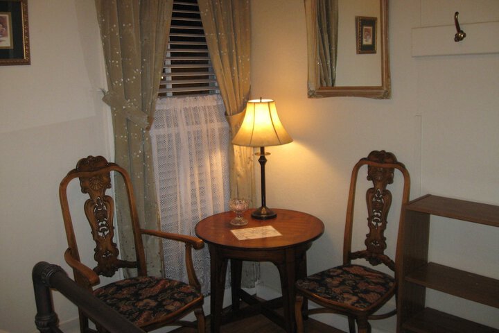 Room 9 of 16