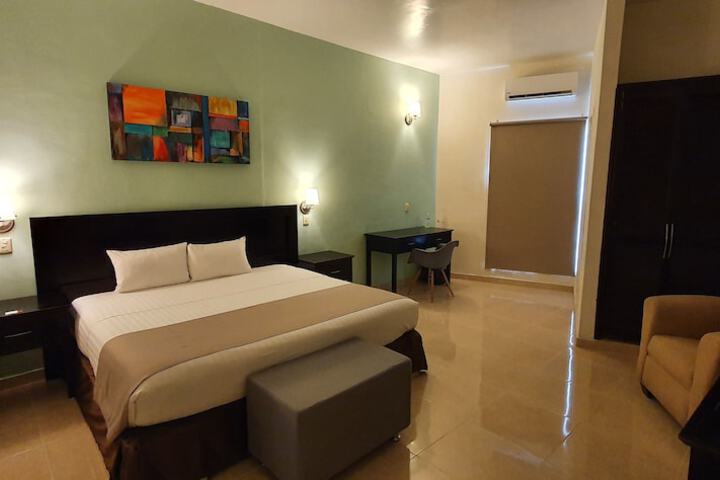 Room 4 of 33