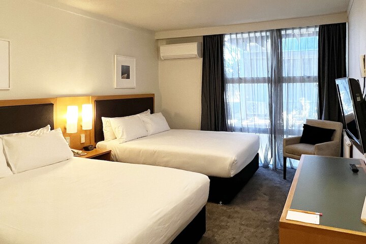 Room 32 of 66
