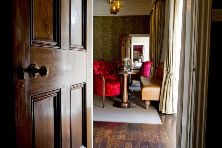 Lounge 45 of 81