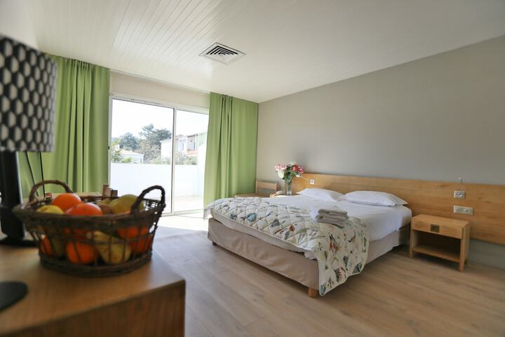Room 2 of 33