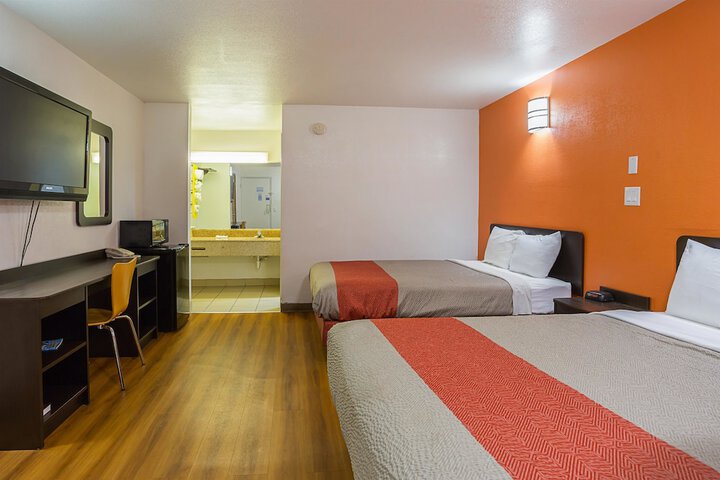 Deluxe Room 1 Double Bed Refrigerator, Microwave (5 of 8)