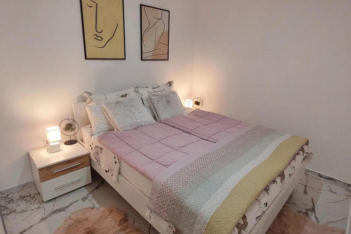 Room 6 of 18