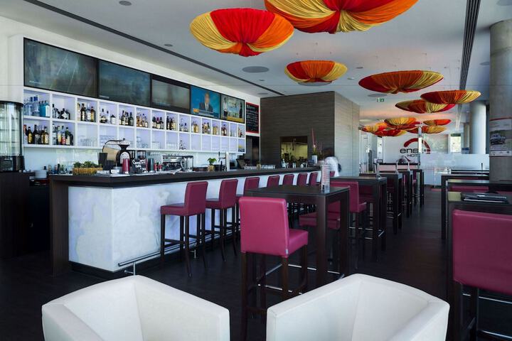 Lounge 22 of 33