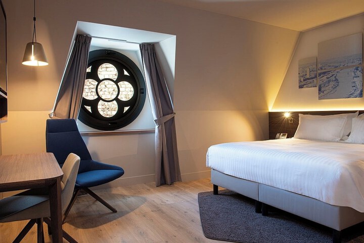 Room 28 of 106