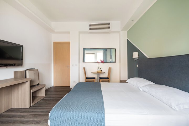 Room 2 of 47