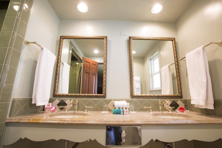 Bathroom sink