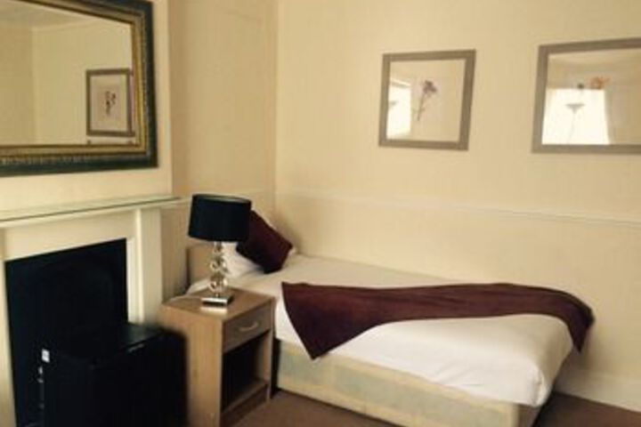 Room 11 of 18