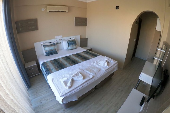 Room 10 of 32