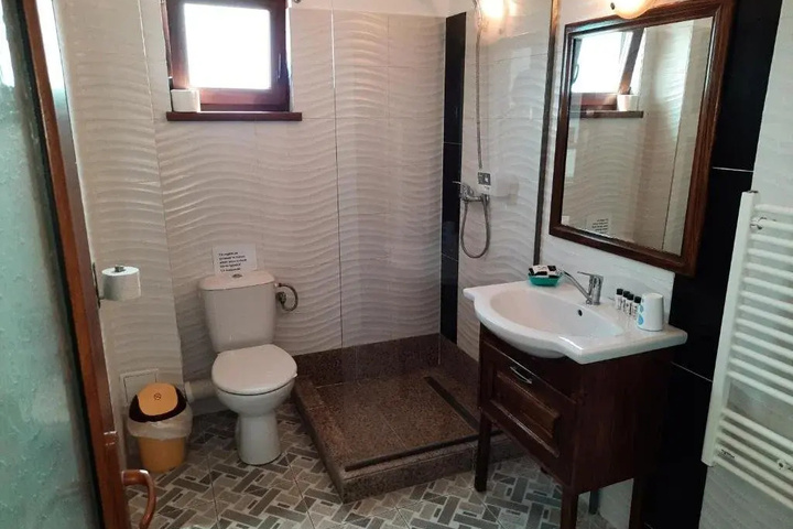 Room 4 of 11
