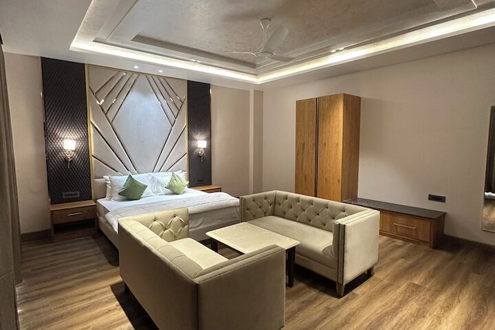 Room 10 of 18