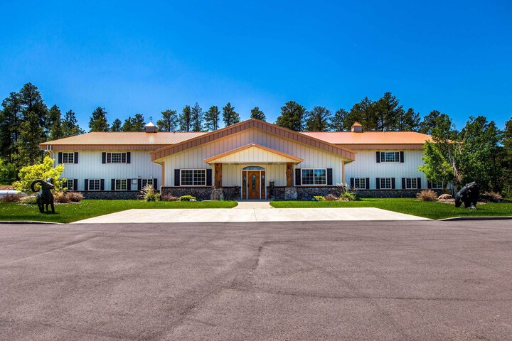 Centrally-located Deadwood Apt w / Mountain Views!