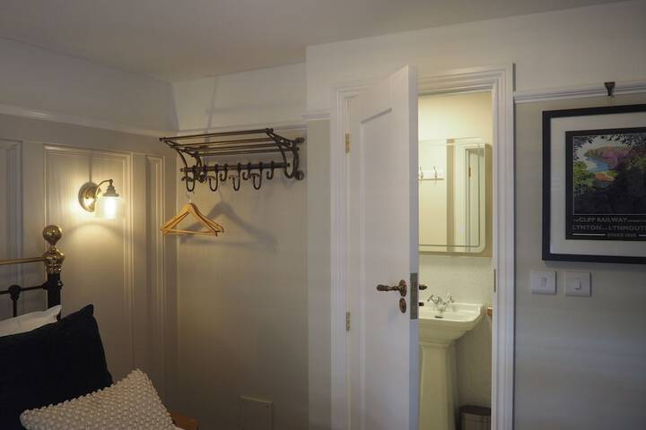 Room 6 of 30