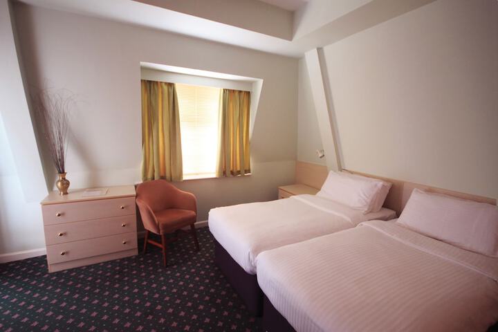 Room 21 of 40