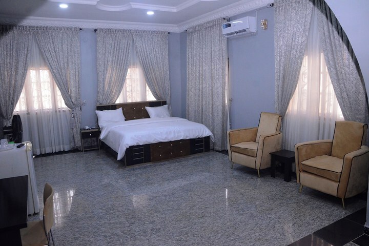 Room 2 of 79