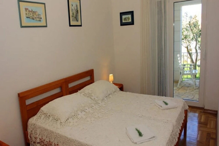 Room 4 of 9