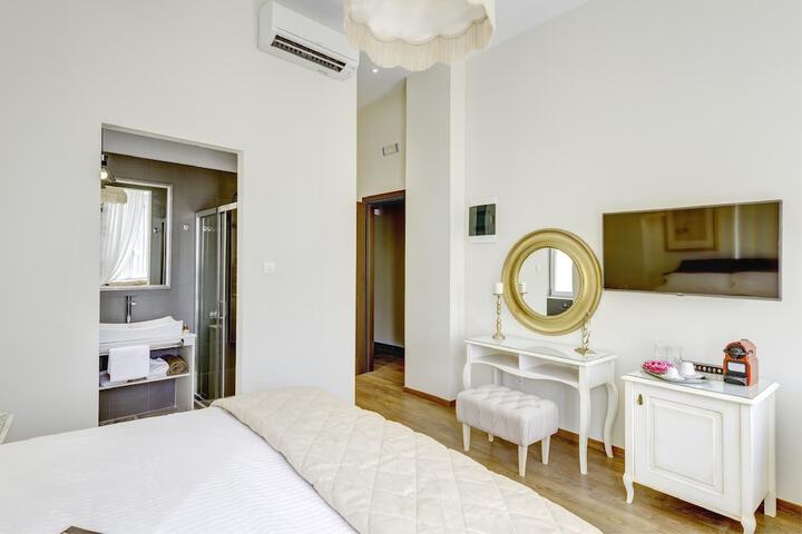 Room 4 of 74