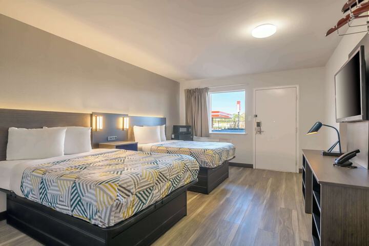 Deluxe Room 2 Double Beds Refrigerator, Microwave (5 of 10)