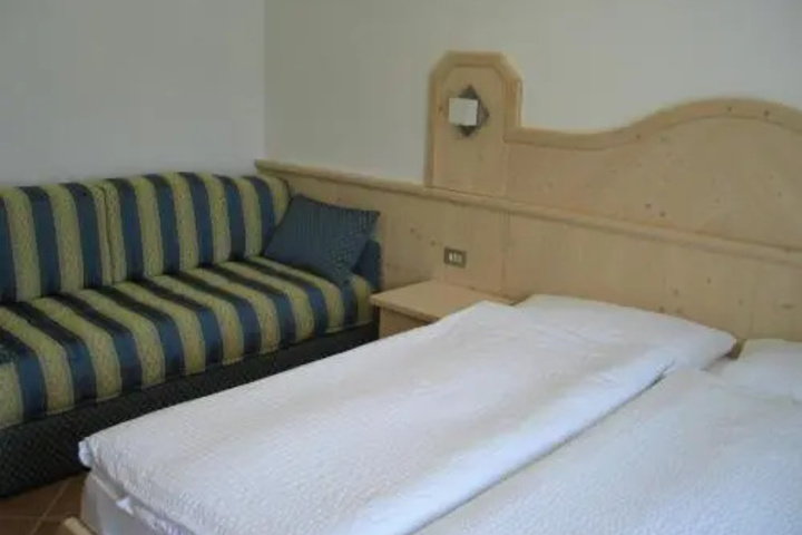 Room 9 of 12