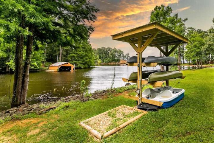 Photo of Lakefront 3BR with Bunkhouse and Kayaks Rowboat Included
