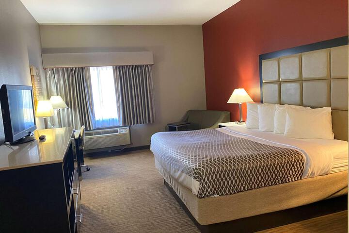 1 King Bed Work Desk Sofa Microwave and Refrigerator WiFi Full Breakfast (9 of 11)