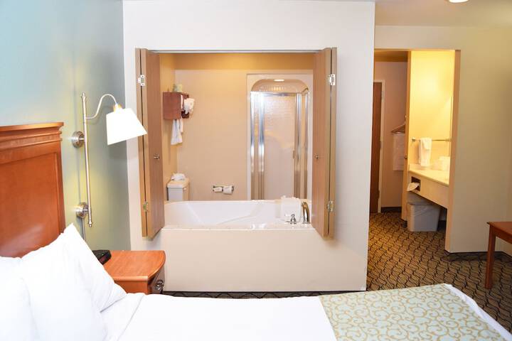 1 King Bed Jetted Tub No Lake View (3 of 16)