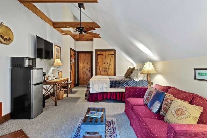 Snug Hug Queen Suite with Fireplace (71 of 131)