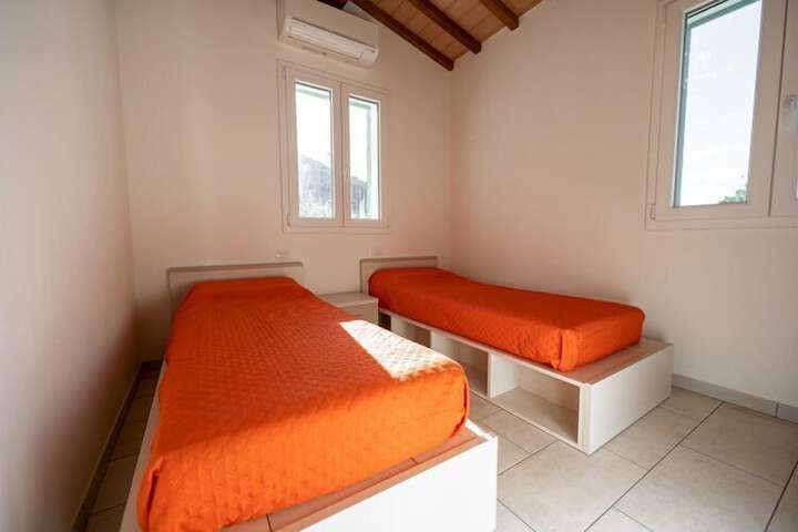 Room 4 of 28