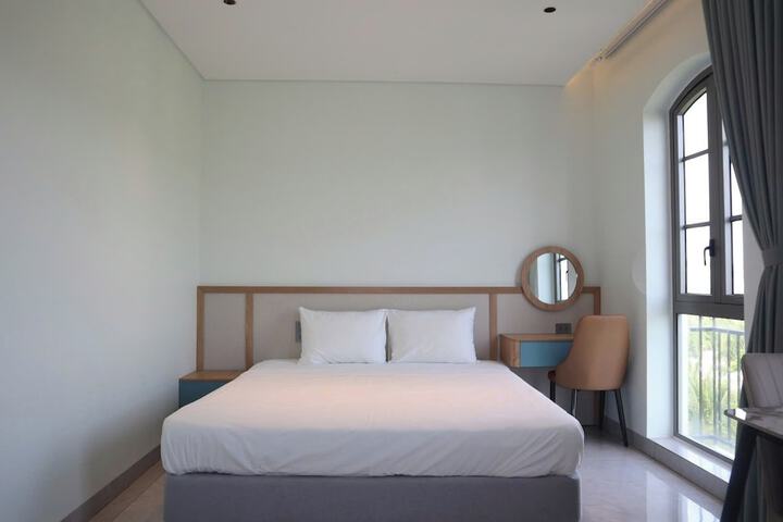 Room 7 of 18