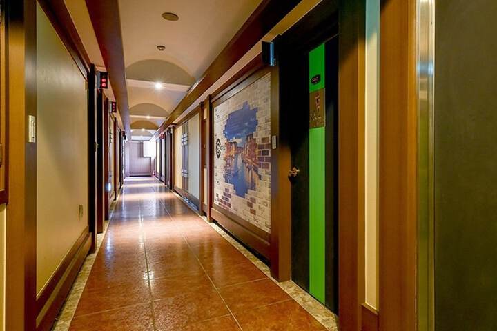 Ballroom/Hall 16 of 20